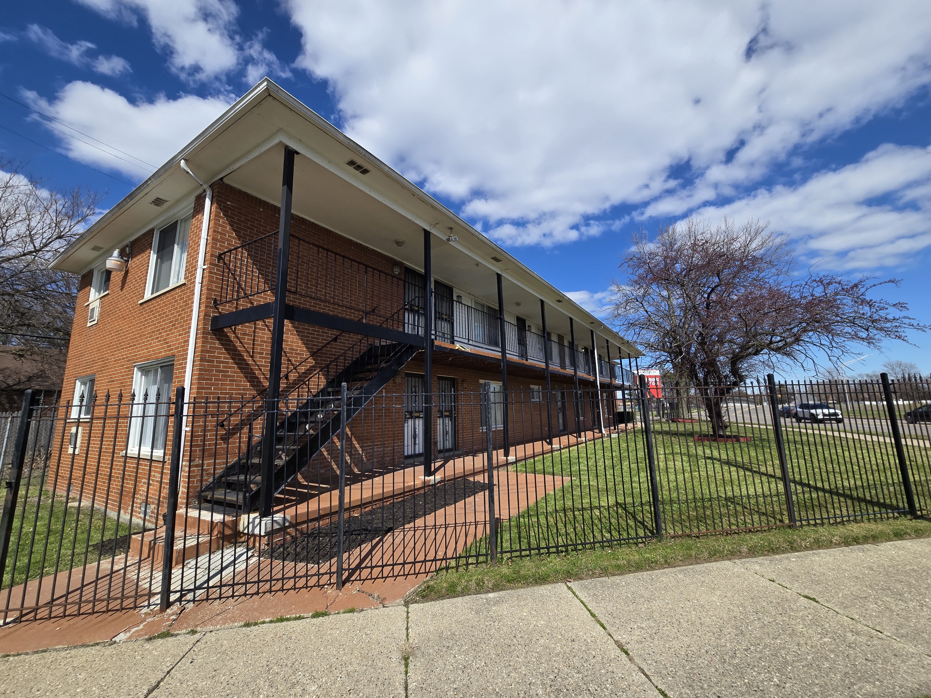15811 Harper Ave., Apt. # 04